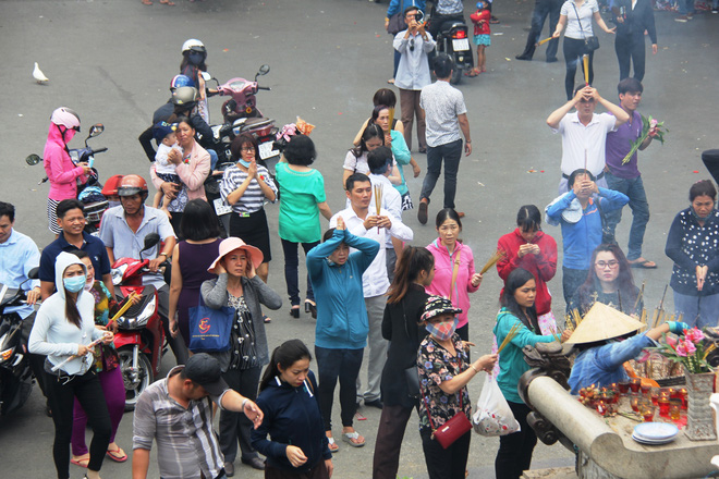 ram thang 7 pho co ha noi mu mit hoa vang ma sai gon chen nhau mua com chay di le chua