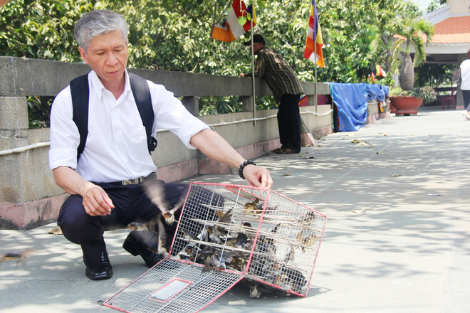 ram thang 7 pho co ha noi mu mit hoa vang ma sai gon chen nhau mua com chay di le chua