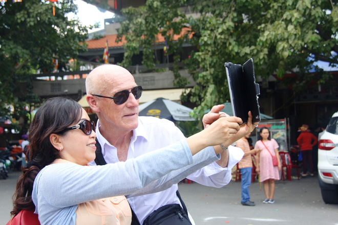 ram thang 7 pho co ha noi mu mit hoa vang ma sai gon chen nhau mua com chay di le chua