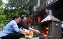 Rằm tháng 7: Phố cổ Hà Nội mù mịt hóa vàng mã, Sài Gòn chen nhau mua cơm chay, đi lễ chùa