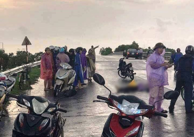 hai duong doi nam nu bi set danh khi dang di xe may mot nguoi tu vong