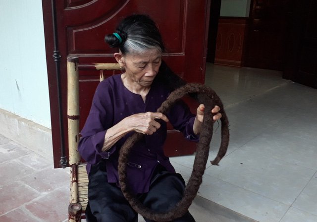 cu ba nguoi thanh hoa cat vai soi toc roi tren dau 22 nam sau no hoa thanh bui toc cung danh dai toi 3m