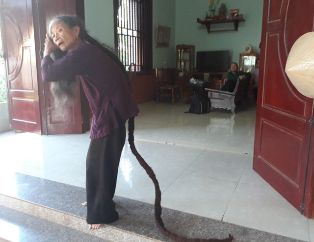 cu ba nguoi thanh hoa cat vai soi toc roi tren dau 22 nam sau no hoa thanh bui toc cung danh dai toi 3m