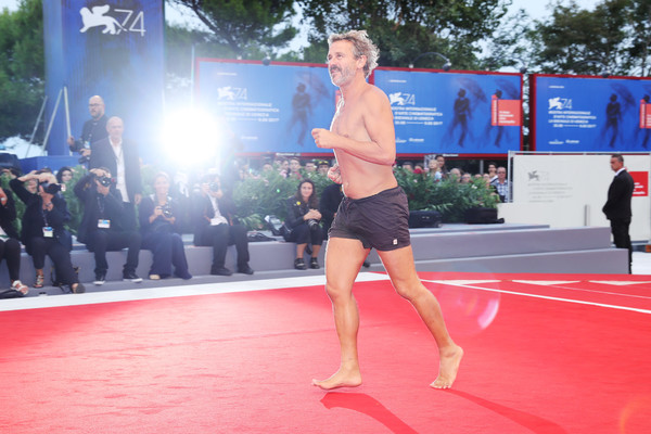 sao nam coi tran chay tren tham do lhp venice