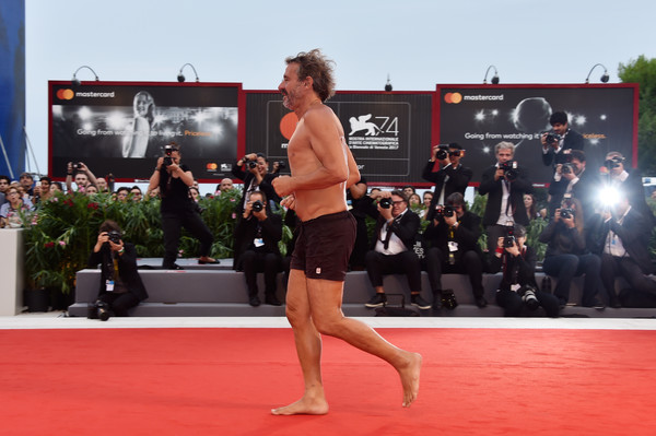 sao nam coi tran chay tren tham do lhp venice