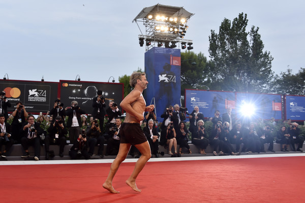 sao nam coi tran chay tren tham do lhp venice