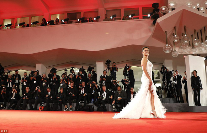 sao nam coi tran chay tren tham do lhp venice