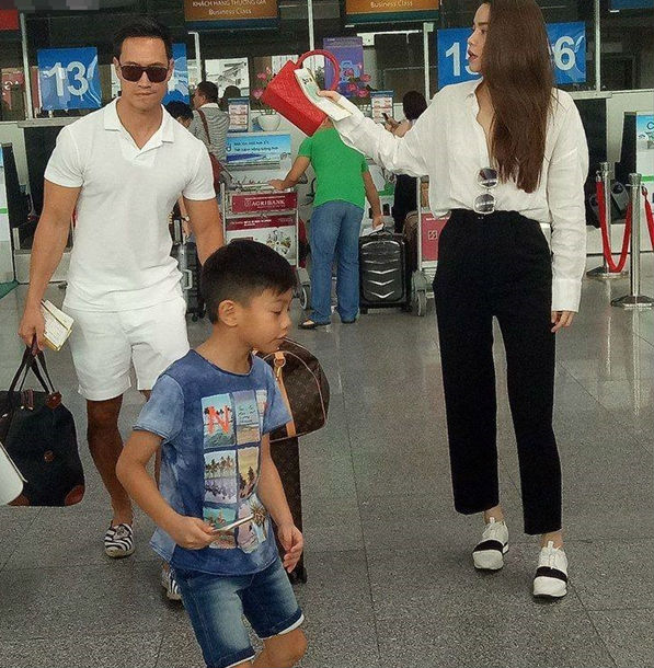 kim ly ga lang xach hanh ly cho me con ho ngoc ha sau chuyen du lich