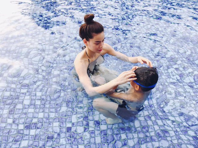 kim ly ga lang xach hanh ly cho me con ho ngoc ha sau chuyen du lich