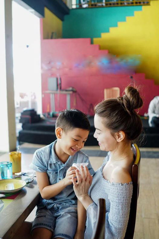 kim ly ga lang xach hanh ly cho me con ho ngoc ha sau chuyen du lich