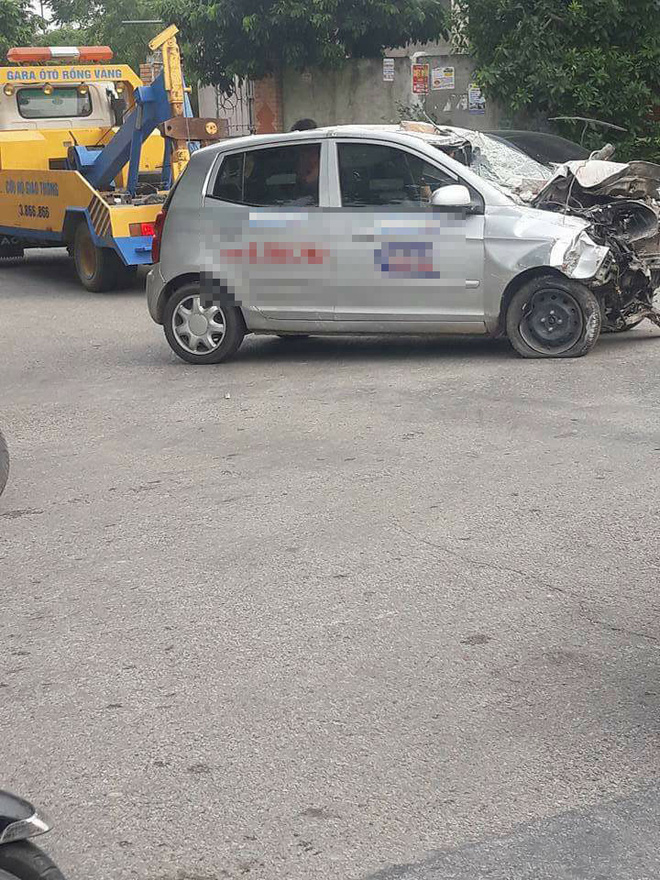 hai duong xe taxi mat lai dam thung buc tuong tren duong