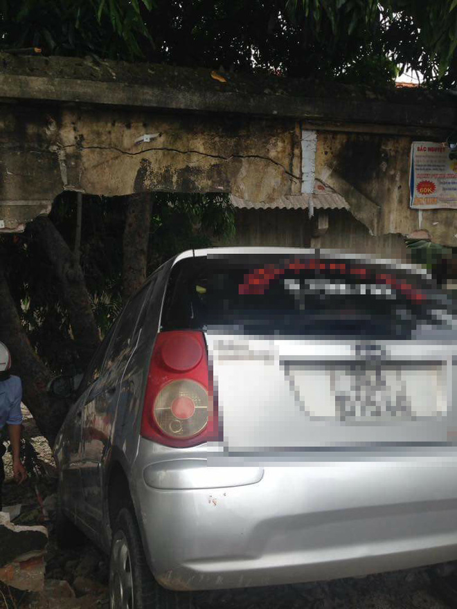 hai duong xe taxi mat lai dam thung buc tuong tren duong