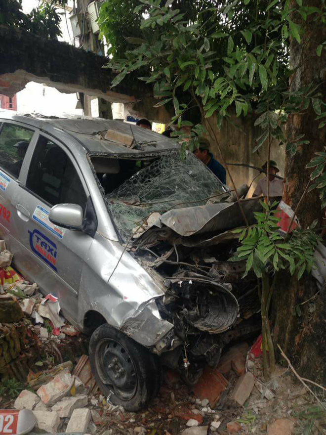 hai duong xe taxi mat lai dam thung buc tuong tren duong