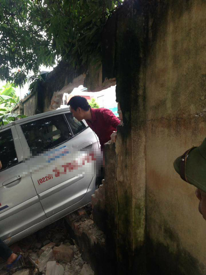 hai duong xe taxi mat lai dam thung buc tuong tren duong