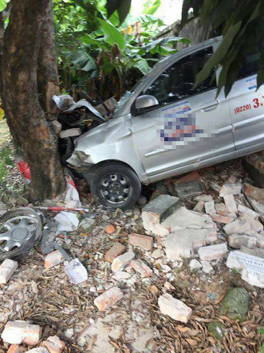 hai duong xe taxi mat lai dam thung buc tuong tren duong