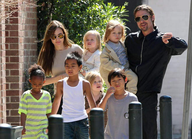 vua co tin brad pitt doi ly hon bang duoc lai thay xe do ngay truoc cua nha angelina jolie