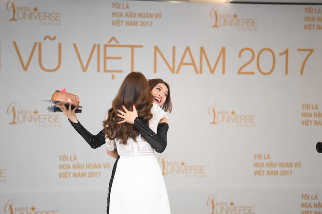 pham huong bat ngo to chuc sinh nhat le hang tren san khau hoa hau hoan vu 2017