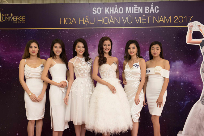 pham huong bat ngo to chuc sinh nhat le hang tren san khau hoa hau hoan vu 2017