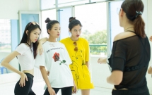 truoc chung ket next top vo hoang yen tap luyen cat luc voi cac co gai xinh dep