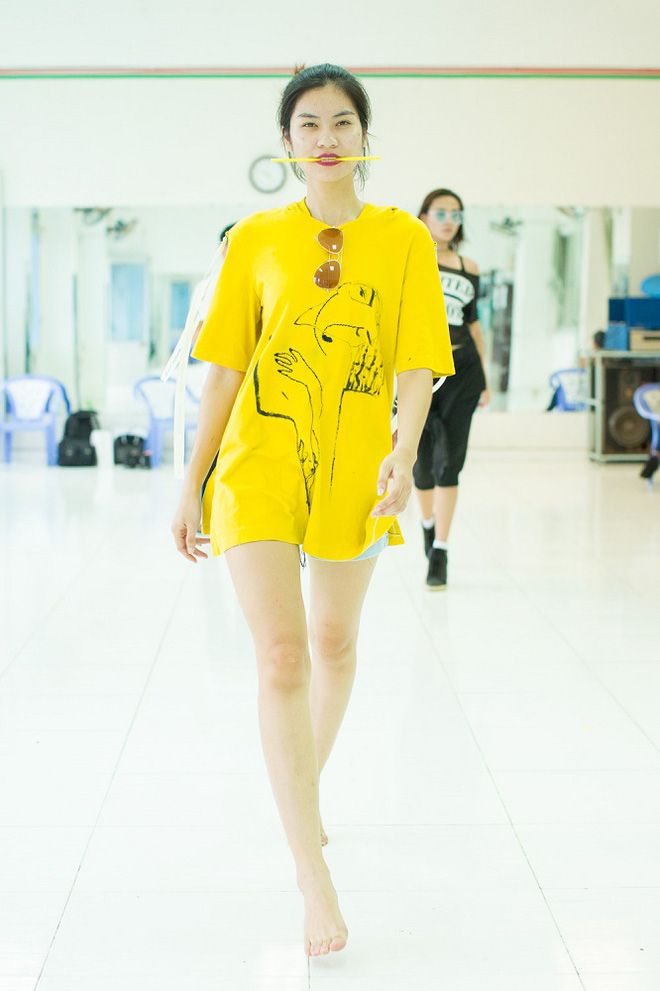 truoc chung ket next top vo hoang yen tap luyen cat luc voi cac co gai xinh dep