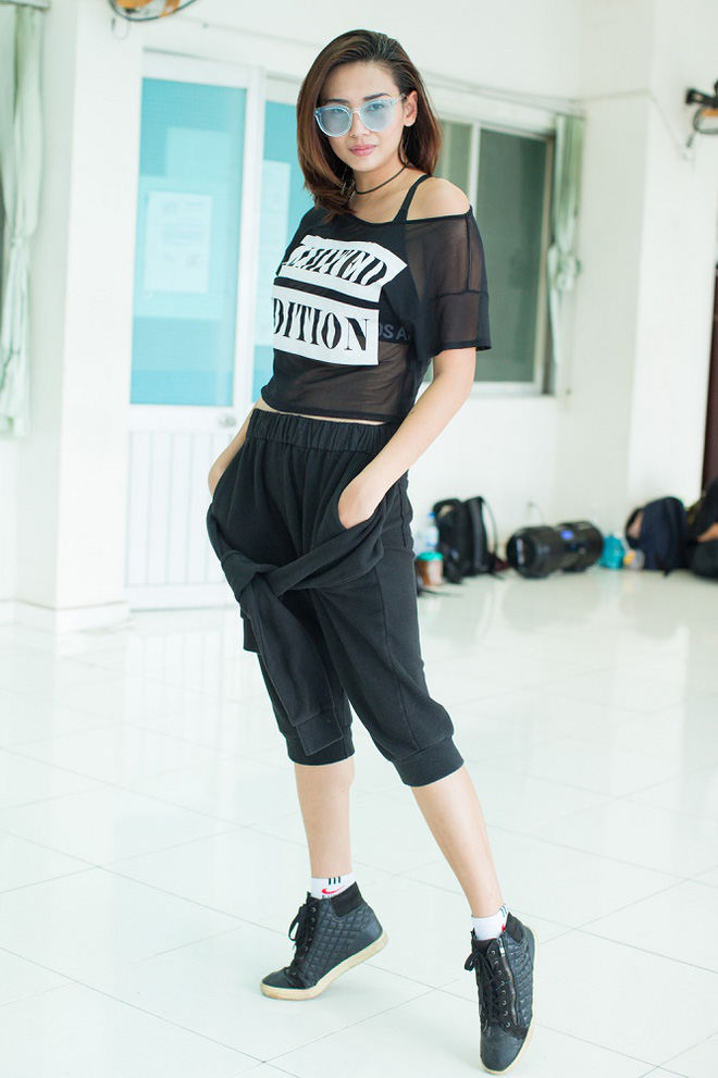 truoc chung ket next top vo hoang yen tap luyen cat luc voi cac co gai xinh dep