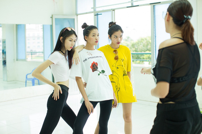 truoc chung ket next top vo hoang yen tap luyen cat luc voi cac co gai xinh dep