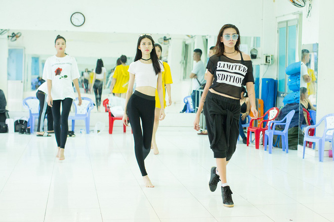 truoc chung ket next top vo hoang yen tap luyen cat luc voi cac co gai xinh dep