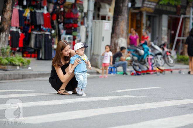 ky han da khac hon trong mat nguoi ham mo voi hinh anh binh yen ben con trai tren pho di bo ho guom