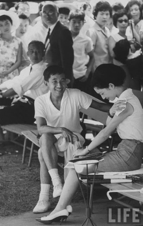 60 nam truoc thai tu nhat akihito bat chap quy tac hoang gia de ket hon voi co gai thuong dan tung thang ong tren san tennis
