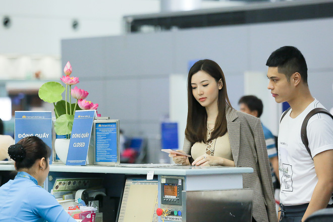 nu hoang sac dep toan cau ngoc duyen khoe chan dai quyen ru o san bay