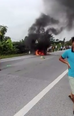 thai binh va cham voi xe khach nguoi phu nu cung chiec xe may boc chay du doi tren duong