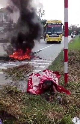 thai binh va cham voi xe khach nguoi phu nu cung chiec xe may boc chay du doi tren duong