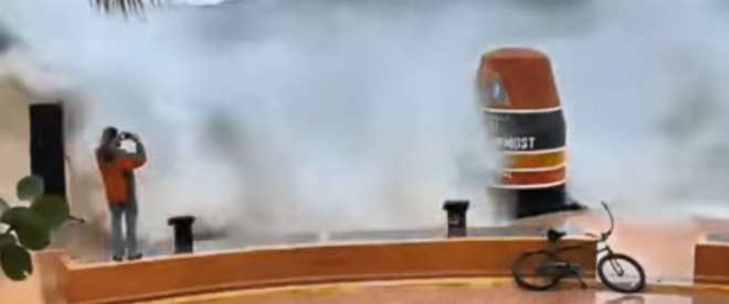 bat chap canh bao cua chinh quyen de chup anh bao irma nguoi dan ong bi song bien danh vang