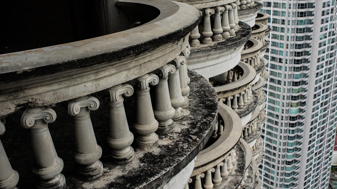 ben trong sathorn unique toa nha ma am o bangkok