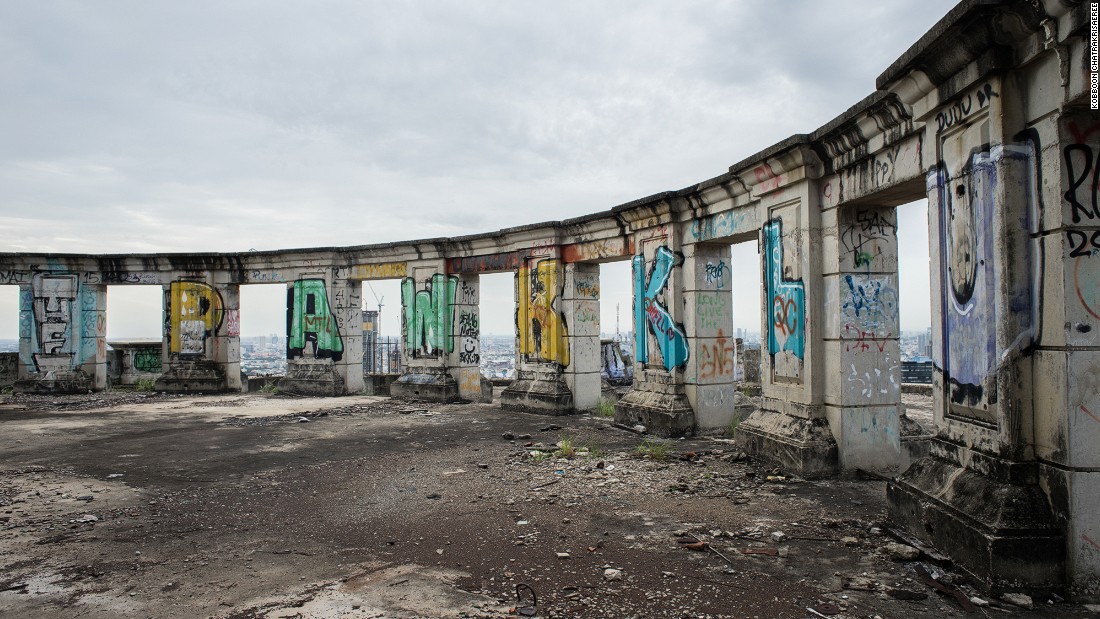 ben trong sathorn unique toa nha ma am o bangkok