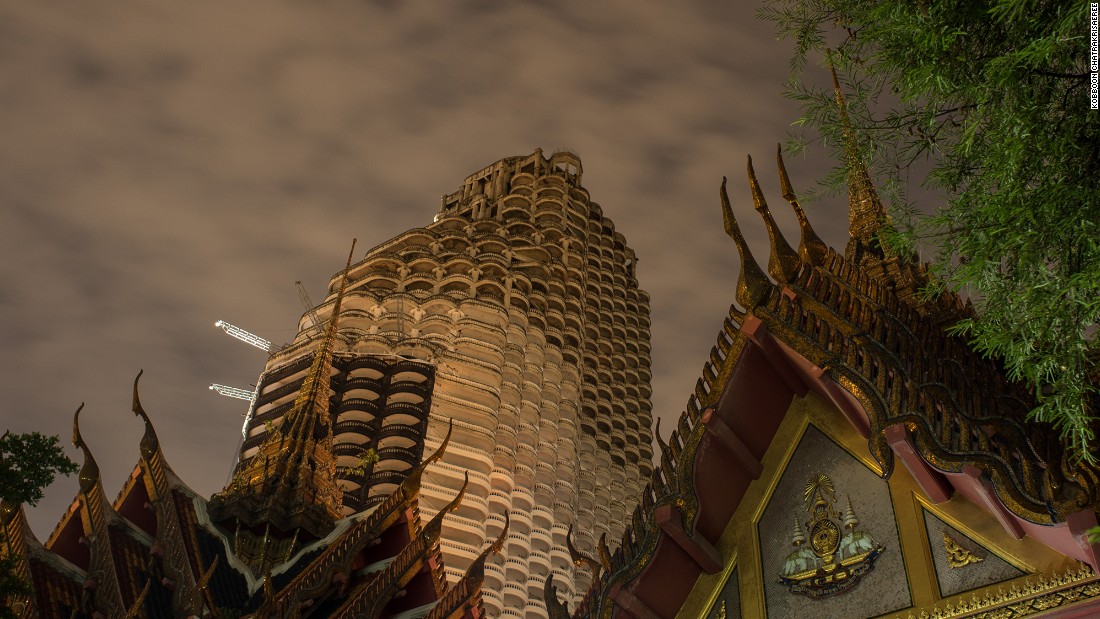 ben trong sathorn unique toa nha ma am o bangkok