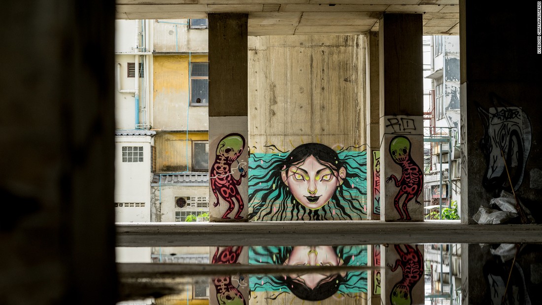 ben trong sathorn unique toa nha ma am o bangkok