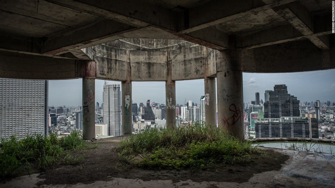 ben trong sathorn unique toa nha ma am o bangkok