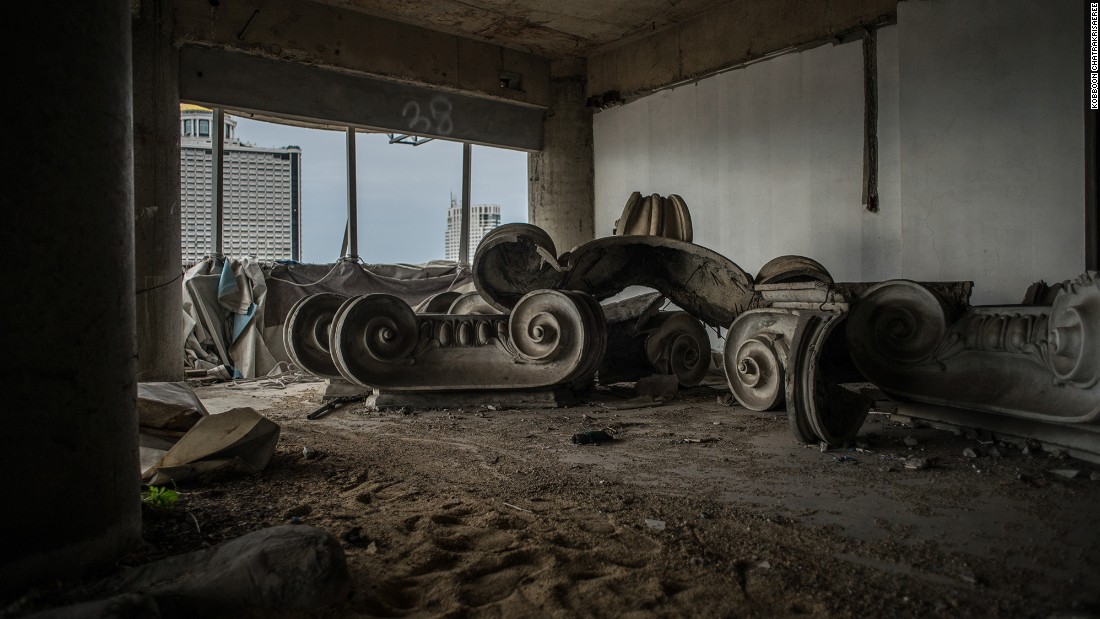 ben trong sathorn unique toa nha ma am o bangkok