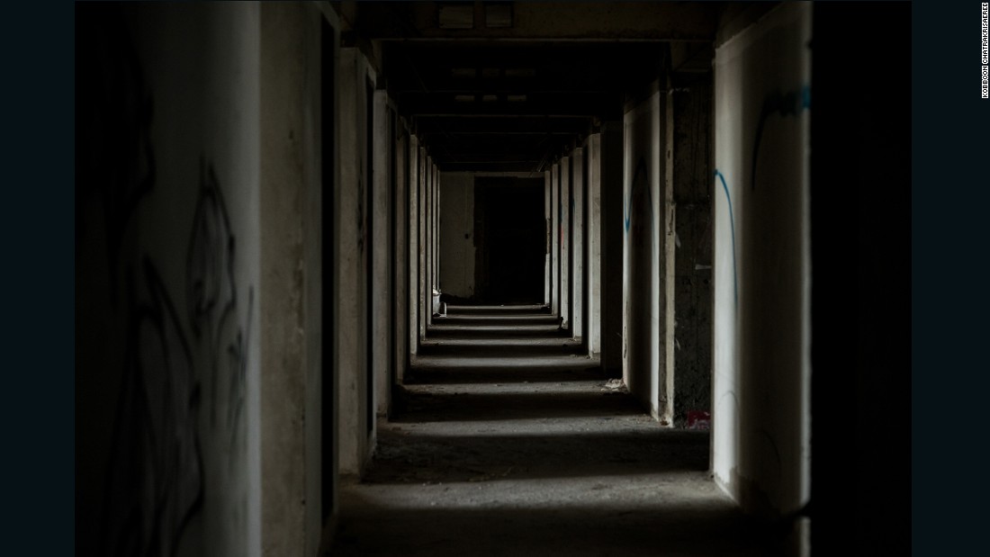 ben trong sathorn unique toa nha ma am o bangkok