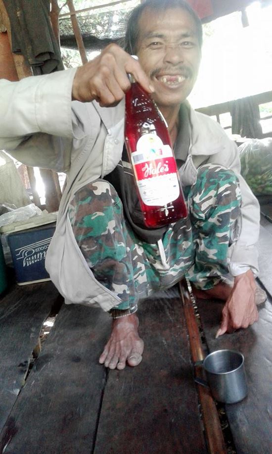 dang anh chup cung nguoi cha mac benh tam than co gai xinh dep cham ngoi cho cuoc khau chien tren mang xa hoi