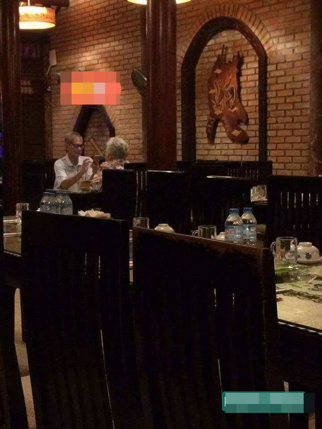 hinh anh doi vo chong gia trong quan an khien ai di qua cung ngoai lai nhin