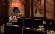 hinh anh doi vo chong gia trong quan an khien ai di qua cung ngoai lai nhin