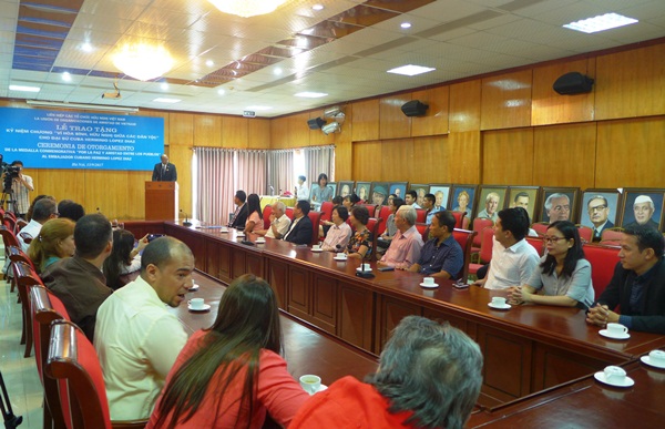 trao ky niem chuong vi hoa binh huu nghi cho dai su cuba tai viet nam