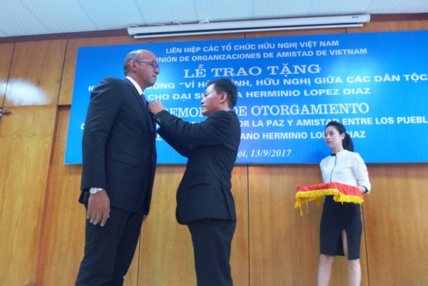 trao ky niem chuong vi hoa binh huu nghi cho dai su cuba tai viet nam