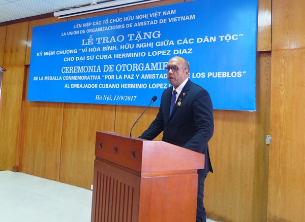 trao ky niem chuong vi hoa binh huu nghi cho dai su cuba tai viet nam