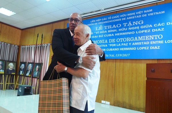 trao ky niem chuong vi hoa binh huu nghi cho dai su cuba tai viet nam