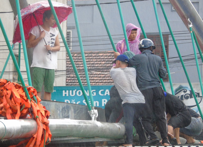 anh huong bao so 10 o hue nguoi dan ong tu vong do nuoc lu cuon troi be trai 3 tuoi mat tich