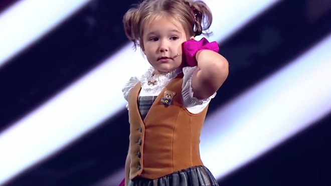 truoc khi gay sot o little big shots co be xinh xan noi 8 thu tieng da noi danh the gioi