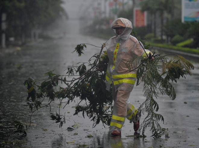 anh huong cua bao so 10 mua lon kem gio giat manh khien nhieu phuong tien bien quang cao bi thoi nga